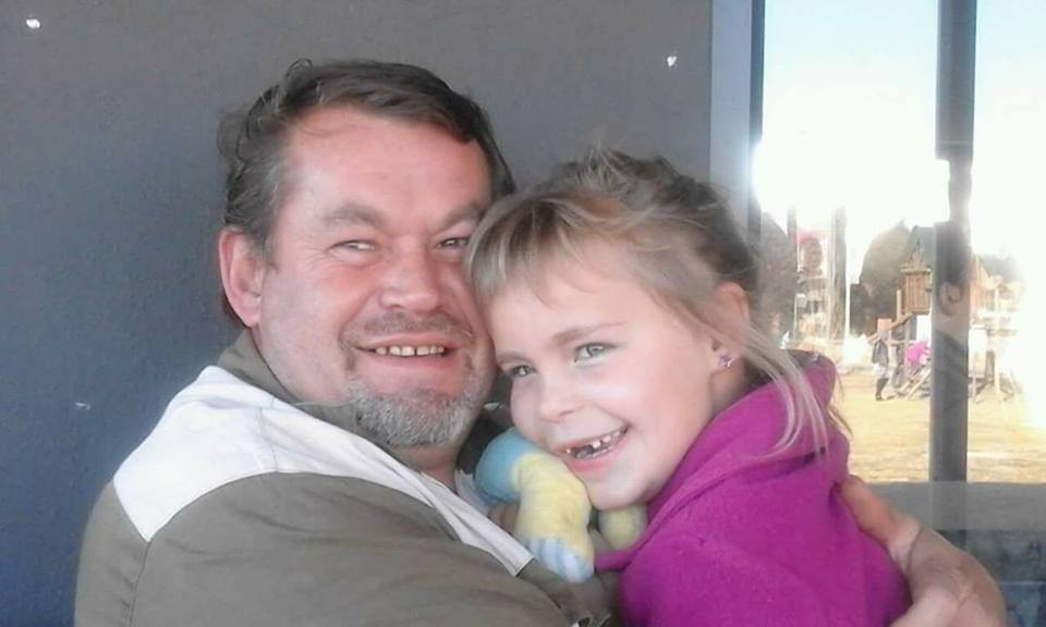 Mnr. Francois de Swardt, wat Maandagmiddag op die Schoemansdriftpad verongeluk het en sy dogter Samantha. Foto: Facebook.