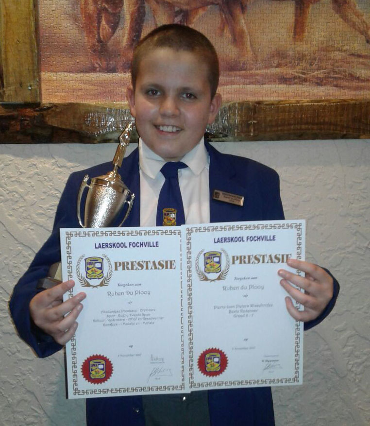 Ruben du Plooy, steeds bleek en moeg na sy onlangse operasies, hou een van die toekennings vas wat hy verlede week by sy skool se prysuitdeling verwerf het.