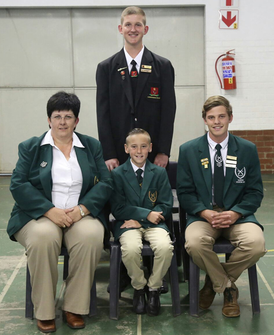 Die Fochies wat nasionale skole kleure ontvang het vir skyfskiet is Charmaine du Toit (afrigter), Brendon de Bruin (pistoolskiet o.12), Christiaan Strydom (nasionale toerspan na Amerika) en Phillip Cloete (nasionale nr. 1 skut in die sporterklas), agter.