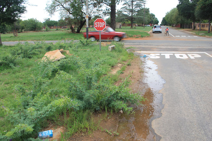 Die waterlek op die hoek van Agtste- en Steynstraat. Adele