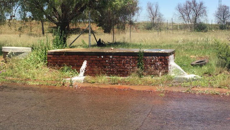 Water het uit die gevandaliseerde kas en pype gestroom.