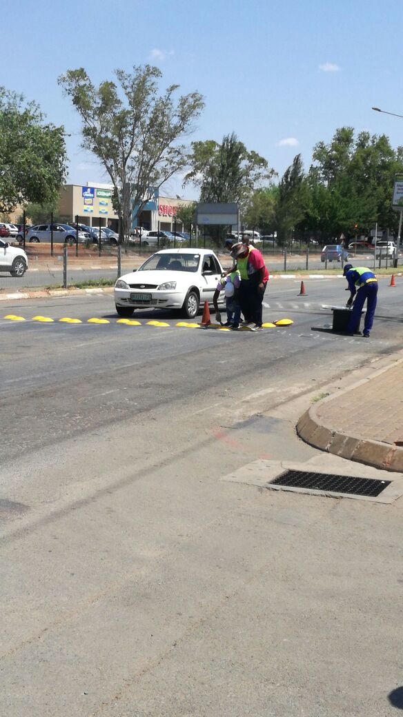 Die oprigting van die nuwe spoedhobbels wat deur die inwoners van Potchefstroom as “padpuisies” gedoop is, gaan vir eers gestaak word.