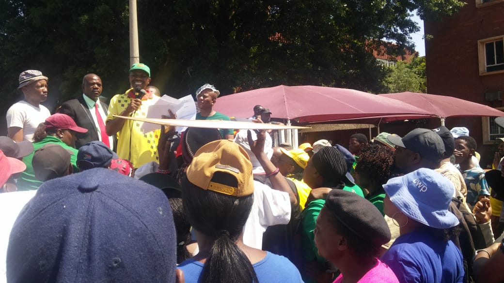 SANCO streeksekretaris Sipho Dlamini lees die memorandum waarin hulle ondermeer vra dat die burgemeester van Carletonville, me. Maphefo Mogale Letsie verwyder word. Foto: Adele Louw