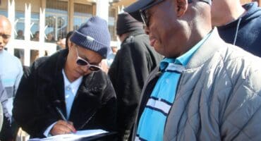 Mayor signs Weverdiend petition