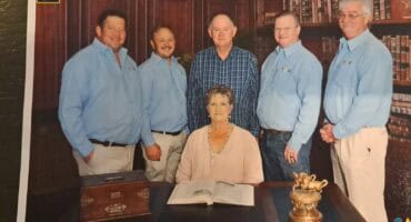 Die hoofde wat die simposium bygewoon het is voor mev Esmé Eksteen (Hoërskool Carletonville) en agter mnr. Danie Beeslaar (Hoërskool Wonderfontein), mnr Corne Erasmus (Laerskool Losberg), Dr Jan Malan (Laerskool Jongspan), mnr Pieter van Heerden (Laerskool Dagbreek) en mnr Johan Fourie (Laerskool Blyvoor).