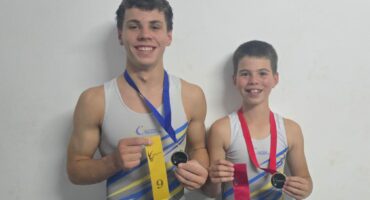 Kiano Rossouw en Derian Lamprecht met hul medaljes wat hulle ingepalm het.