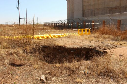 The sinkhole at the Khutsong reservoir has only been cordoned off.
