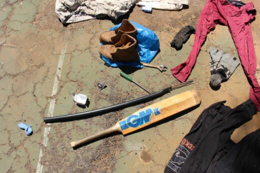 These dangerous weapons were amongst the goods left behind by people who, according to neighbours, did not come to their neighbourhood before Genadehuis moved there last year.