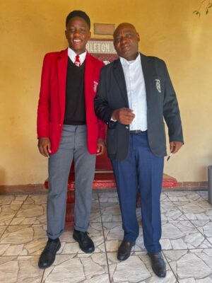 Shaun Els with Carleton Jones High School's principal, Jonas Mlambo.