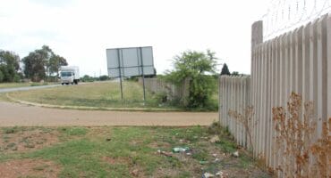 There is no gate at entrance of the Fochville graveyard.