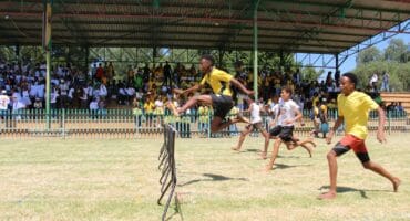 Hierdie hekkies-atlete het die skare op hul voete gehad.