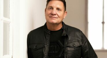 Kurt Darren is one of the artists who will entertain the crowds. Photo: Supplied.