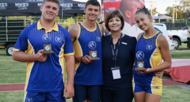 Dewald Prinsloo, Juandré Graaff en Megan Smith saam met die skool se hoof, mev. Erna Nortjé.