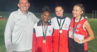 Lethabo Pehela, Mieke Gerber en Megan Smith, wat ook medaljes verower het, saam met hul afrigter, Skrik Botha.