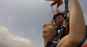 Estiaan could not stop smiling while on the skydive with Eugene (Pottie) Potgieter of the JSC. Insert: Estiaan Labuschagne, who recently went on a surprise tandem skydive.