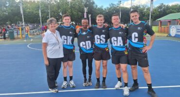 Die Warriors se woordvoerder, Joe Bosch, saam met die tweede span spelers Damian Kemp, Asanda Mafunda, Karl Bartram, Shane van Loggerenberg en TJ Baasden by verlede naweek se kompetisie. Foto: Verskaf