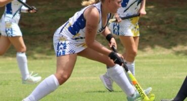 Jadyn Deacon, Fochies se eerste hokkiespan-kaptein, in aksie tydens een van die wedstryde. Foto: Verskaf