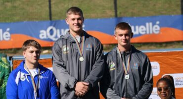 Dewald Prinsloo op die podium na hy die goue medalje ingepalm het.