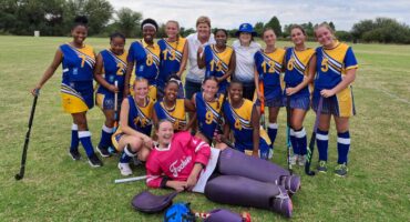 Fochies se skitterende tweede hokkiespan is voor Kaylin Meyer (doelwagter). In die tweede ry is Mari Prinsloo (kaptein), Rapsie Mokwang, Chantelize de Bruin (onderkaptein) en Karabo Ragetsi. Agter is Oratile Abrams, Gau Pule, Lesedi Fali, Katelin vd Westhuizen, afrigter me. Petro Smith, Roxanne Samson, afrigter me. Sarah Isherwood, Mickelle Hattingh, Daniëlle Strydom en Nikita Marais. Jamie-Lee Second is afwesig. Foto: Verskaf