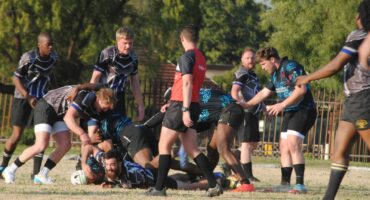 Hierdie eerstespan-spelers het hard vir die bal geveg. Foto: Verskaf
