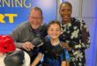 Klein Liam van Wyk saam met die program se aanbieders. Foto: Verskaf