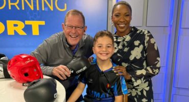 Klein Liam van Wyk saam met die program se aanbieders. Foto: Verskaf