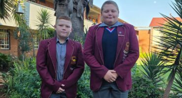 Reggardt Botha en Zander Esterhuizen hou hul skool en ons dorp se naam hoog. Foto: Verskaf