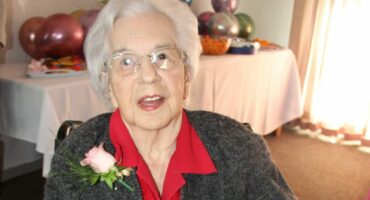 Ouma Febie Scholtz op haar 100ste verjaarsdag in die Fochville Aftree-oord op 29 April.