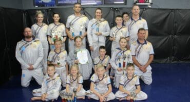 Vegters van die Fight St-skopboksklub het uitstekend tydens die nasionale kampioenskap gevaar wat van 25 tot 29 April in Oudtshoorn in die Wes-Kaap gehou is. Meer as 1 200 vegters het deelgeneem en al Suid-Afrika se provinsies is verteenwoordig. Verskeie van die klub se vegters het medaljes huis toe gebring. "Ons klub se vegters het baie goed gedoen en ek is trots op hulle," sê die klub se afrgter, Shihan Chimmy van Winkel. Vegters wat goue of silwer medaljes gewen het, staan die kans om vir die nasionale span gekies te word wat later die jaar aan die wêreldkampioenskap in Italië gaan deelneem. Foto: Adele Louw (Carletonville en Fochville Herald)