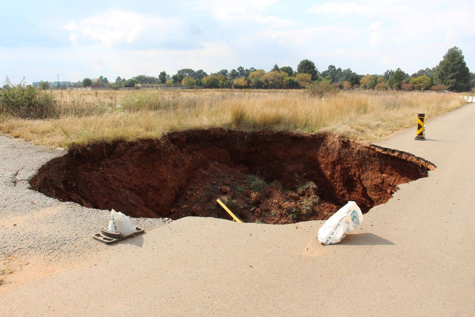 Sinkhole ‪ Growing sinkholes along R500 continue to threaten motorists near