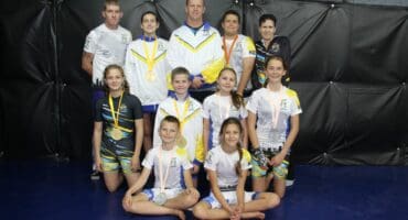 Die vegters wat medaljes tydens die nasionale skopbokskampioenskap ingepalm het, is voor BG Janse van Vuuren (silwer) en Emma Botha (goud). In die middel is Emma Golden (goud), Ruhan van Jaarsveld (goud), Marike Janse van Vuuren (silwer) en Sumari-May Eddy (silwer). Agter is Patrick Steyn (vierde), Benoré Meyer (goud), Shihan Chimmy van Winkel (afrigter), Christoff van Jaarsveld (goud) en Alet van Winkel (afrigter). Foto: Adele Louw (Carletonville en Fochville Herald)