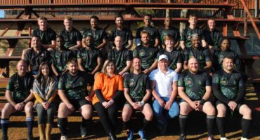 Die Scorpions se eerste span sit hier trots in hul nuwe rugbytruie saam met hul borge. Foto: Verskaf