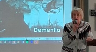 Mrs Welma Geldenhuys informing the elderly.