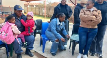 The police officers also bonded with the nursery school learners to make sure that they learn how to avoid criminals. Photo: SAPS