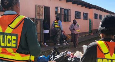 Members of the police in Fochville helped Ubuntu Home in Kokosi for Madela Day.