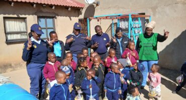 The police members with some of the little ones that they visited.
