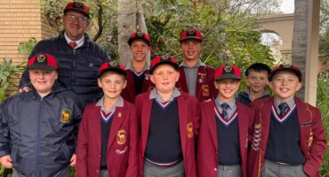 Laerskool Dagbreek se skitterende krieketspelers is voor Schalk Biewenga, Wian van Niekerk, Heinie Visagie, Keegan Steenkamp en RG Mahne. Agter is mnr. P. Davidtsz, Jurgens Botha, Jaco Stander en Barend Davidtsz.