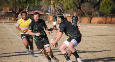 Hierdie Scorpions speler het hard gewerk om die bal uit die opponente se hande te hou.