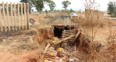 The growing sinkhole close to the road between Khutsong and Welverdiend. Photo: Adele Louw (Carletonville and Fochville Herald)