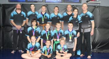 Die vegters wat die afgelope naweek Carletonville se naam hoog gehou het, is voor: Anke Strydom (goud), Zavier Saunders (goud) en Jessi Kolbe (silwer). Middel: Kaitlyn Botha (goud), Marike Jansen van Vuuren (silwer), Owen Dudzus (goud) en Janco Kolbe (silwer). Agter: Francois Ackerman (afrigter), Chané Dudzus (afrigter), Dewald Greyling (silwer), Charimaine Venter (goud), Danie Greyling (afrigter), Alet van Winkel (bestuurder) en Shihan Chimmy van Winkel (afrigter). Foto: Adele Louw (Carletonville en Fochville Herald)
