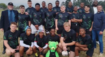 Die Scorpions se skitterende o19-rugbyspan saam met hul afrigter, Kobie Bosch.