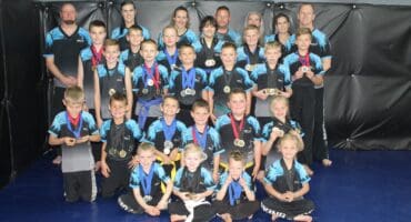 Die Fight St-vegters wat medaljes ingepalm het, is Elijah van der Walt (drie silwer medaljes), Luke Weston (vier goud), Eon Paich (drie silwer) en Miliche Dudzus (drie goud). In die tweede ry is Marques Dudzus (een goud, een silwer en een brons), Hennie Rademeyer (drie goud), Zavier Sanders (drie silwer), Drikus Otto (twee silwer en een brons), Keagan Williams (een goud en een brons) en Jessi Kolbe (vier goud). In die derde ry is Josua Kolbe (goud), BG Janse van Vuuren (twee silwer en een brons), Hartwicht Kirsten (drie silwer), Zayden Paich (goud) en Ziaan Paich (drie goud). In die vierde ry is Janco Kolbe (twee goud, een silwer en twee brons), Owen Dudzus (drie goud), Dylan van Dyk (drie silwer), Kaitlyn Botha (drie goud), Luhann Kirsten (drie goud en een silwer) en Jaycee Paich (silwer en twee brons). Agter is Francois Ackerman (afrigter), Chané Dudzus (afrigter), Charmaine Venter (afrigter), Org Janse van Vuuren (afrigter), Colette Paich (afrigter), Alet van Winkel (bestuurder) en Shihan Chimmy van Winkel (afrigter).