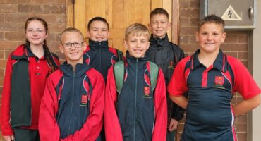 Die skitterende junior skuts is voor Brian Wasserman, Hanrick du Plessis en Lihan Victor. Agter is Mieke van der Walt, Mike van Rensburg en Dawid Byleveldt.