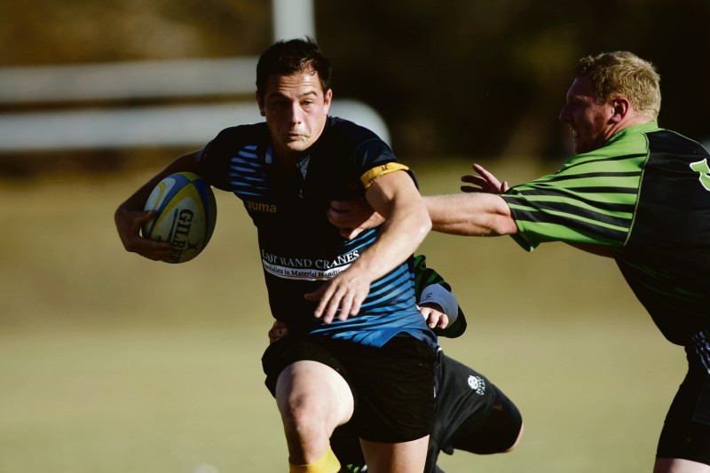 Janus van Heerden van NWU Vaal se tweede rugbyspan kry ‘n speler van Springs aan sy trui beet.