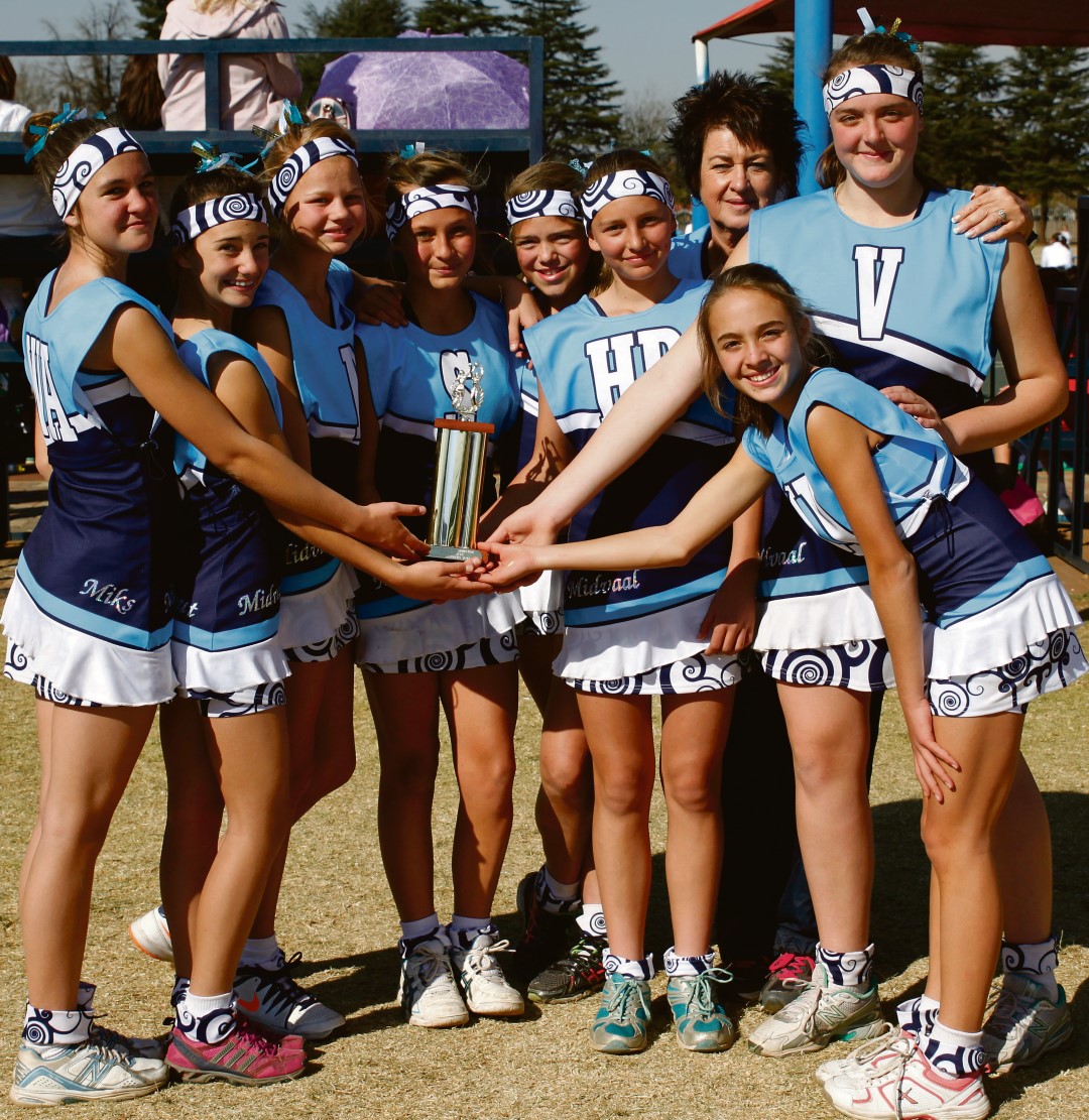 Die Laerskool Midvaal in Meyerton se o.13-netbalspan het Saterdag die Sedibeng-liga gewen en sodoende gekwalifiseer om aan die Gauteng-kampioenskap deel te neem. Van links is: Mika Snyman, Mcaylee van Wyk, Elke Ebersohn, Megan van Heerden (kaptein), Marelize le Grange, Keara-Linn van der Walt (onderkaptein), Esmé van Dyk (afrigter) Sanry Warrington en Anjenet Bezuidenhout. Foto: André du Toit