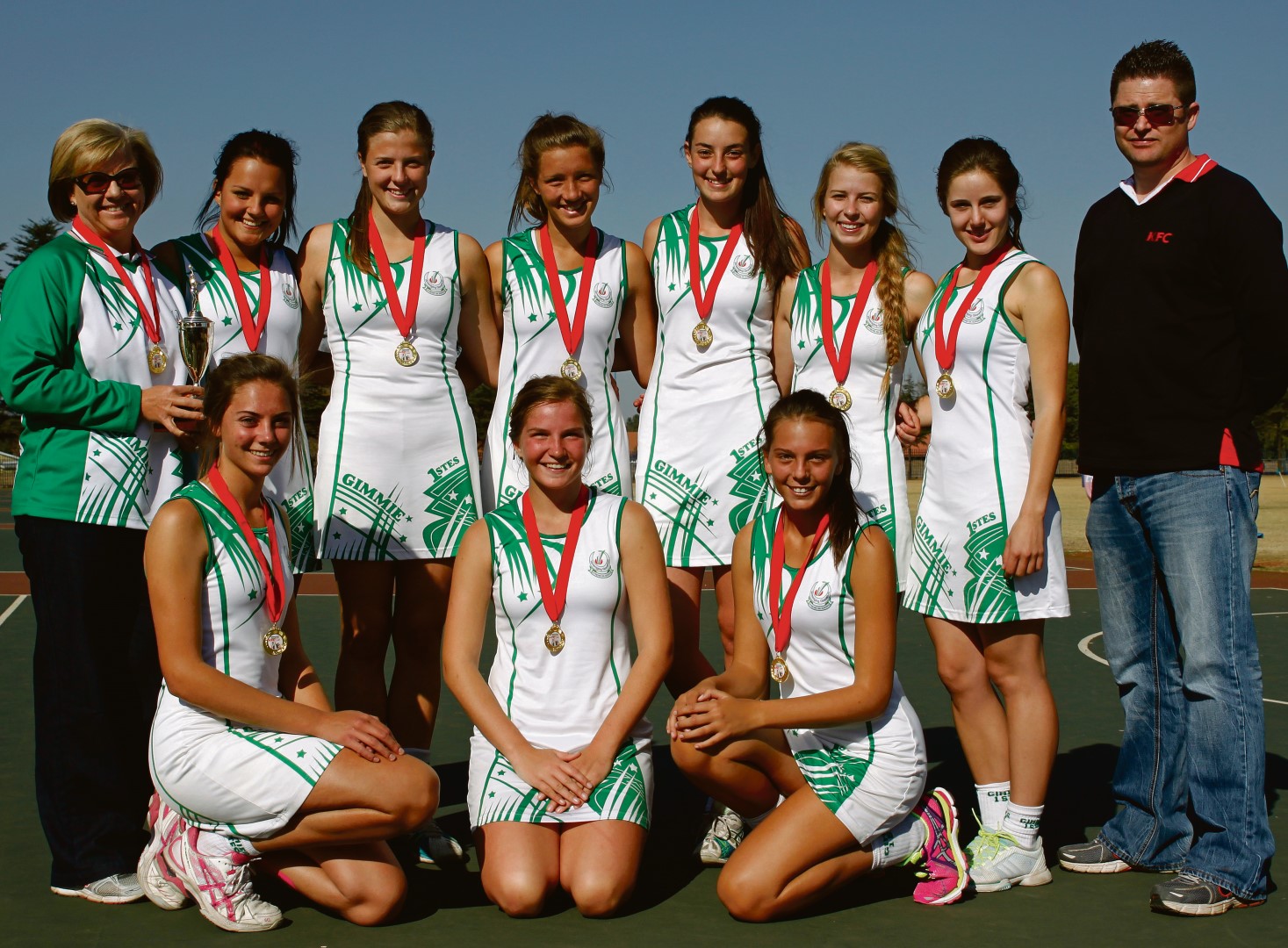 Die trots van Vereeniging Gimnasium! Die o.19A-netbalspan is die Sedibeng-kampioen en gaan die skool Saterdag in Boksburg by die Gauteng Kampioenskap verteenwoordig. Die span is voor van links: Lizanne Hollenbach, Angeline Bisschoff en Mari-Zet Jonck. Agter: Danelle Bisschoff (afrigter), Mariska Vermaak, Clarisa Pieters, Anjeri Fouche, Euné Oelofsen, Charl-Mari Roets, Babette Howes en Wouter Bester (area-bestuurder van KFC: amptelike borg van die Sedibeng kampioenskap). Foto: André du Toit
