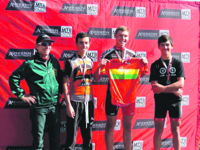 Pieter du Toit, met die rooi hemp, is die SA kampioen in die jeug-kategorie vir o.16’s.