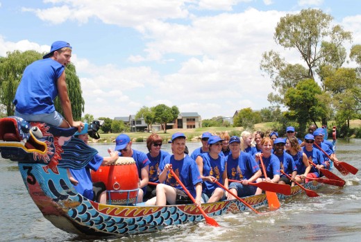 Parys Gazette, trotse mediaborg van die Parys Dome Festival het ook weer vanjaar 'n span op die water gehad vir die Dragon boot-kragmeting. Naas die mediaborgskap ondersteun Parys Gazette ook Najaarsrus Tehuis vir Bejaardes met die borg van hul kosstalletjie vir die feesnaweek waarmee 'n bydrae gemaak word vir bejaardes wie nie instaat is om hul verblyf te kan betaal nie. 