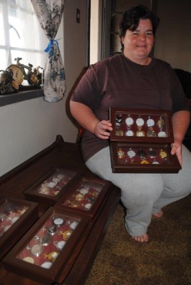 Sonia van der Walt met haar prag versameling sakhorlosies. 