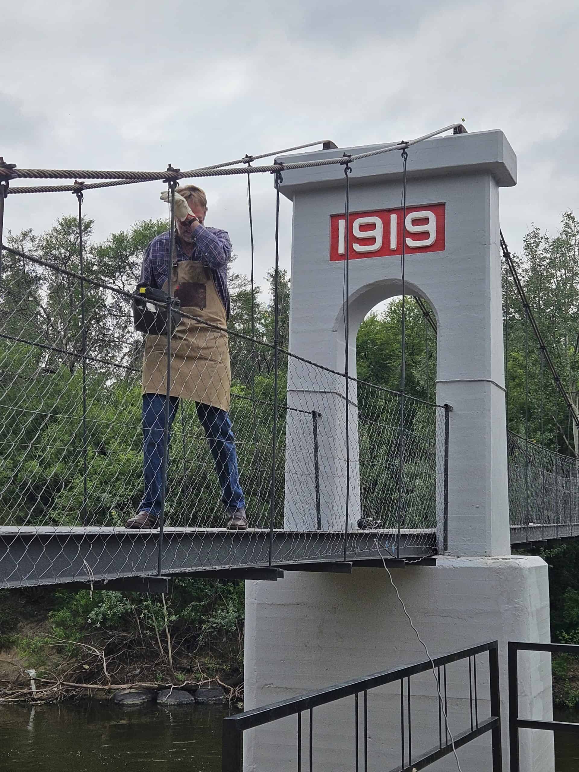 Afriforum doen herstelwerk aan Parys se hangbrug